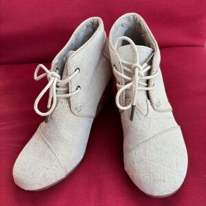 Toms Shimmer Cream Ankle Wedge Size 8.5 Lace up Boots